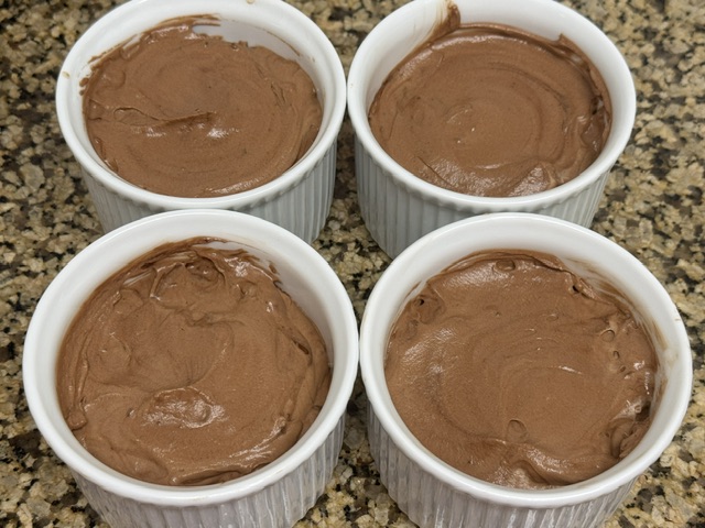 Mousse après avoir égalisé et nettoyé. Prêt à aller au congelateur ; il n'y a pas d'éclats de cookies au-dessus.