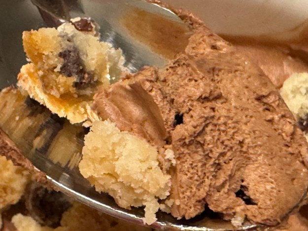 Une bouchée de mousse et de cookies sur une cuillère à soupe