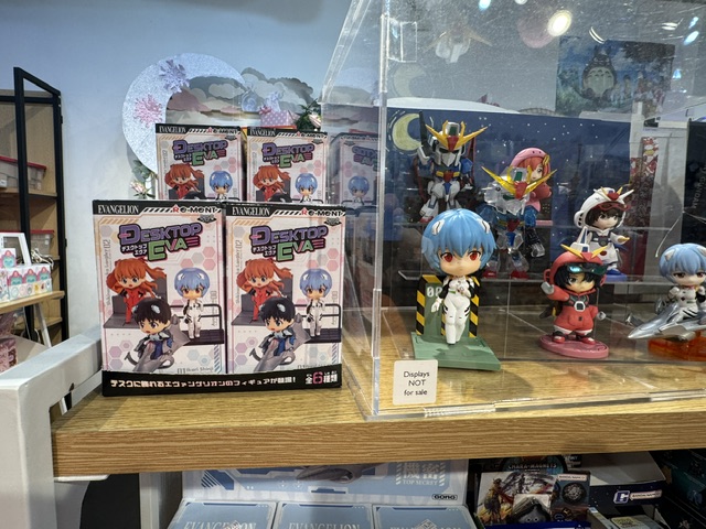 Des figurines de personnages d'Evangelion