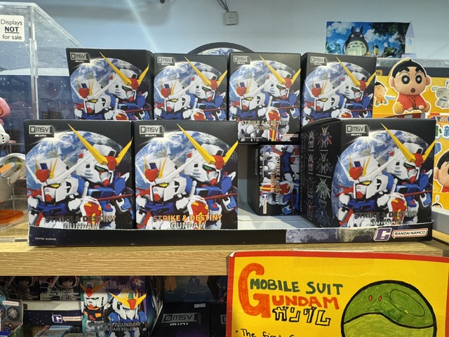 De petits robots de la série Gundam