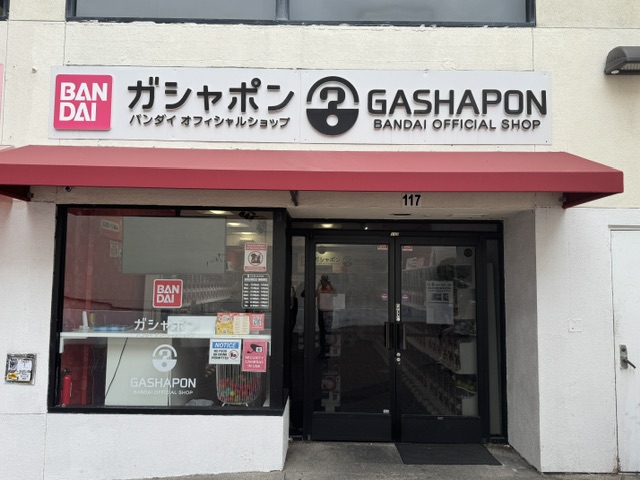 Boutique Bandai Gashapon, pleine de machines à capsule