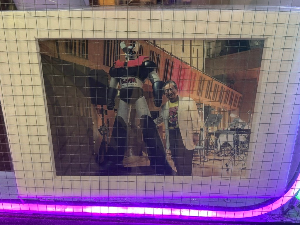 Photo d'une photo de M. Nagai avec Mazinger