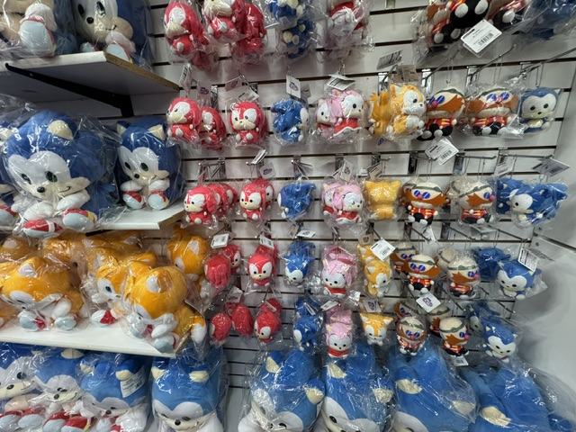 Des centaines de peluches de Sonic, du docteur Robotnik, du renard Tails, etc. Presque toutes sont d'une taille porte-clés