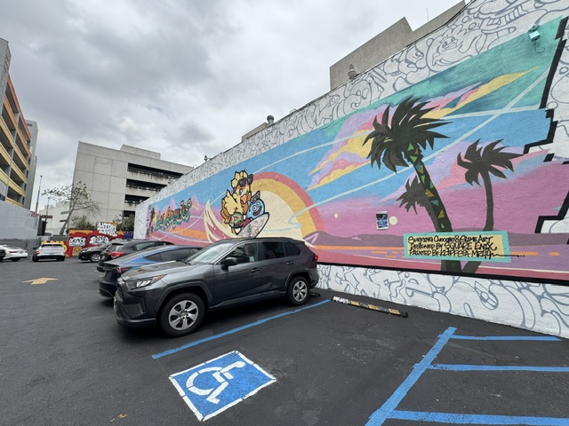 Vue de la fresque entière prise d'un bout du parking -- c'est TRÈS long