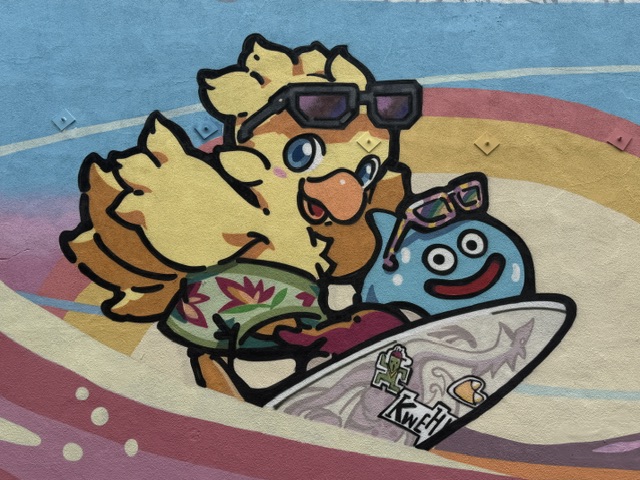 Détail de Chocobo et de Slime sur une planche de surf