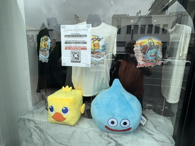 Vitrine avec deux peluches : Chocobo et Slime en forme de cube