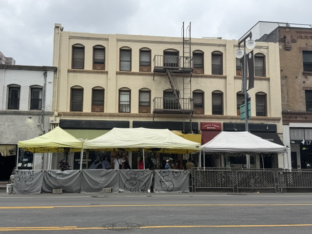 In bâtiment vide avec des tentes pour des vendeurs dans la rue