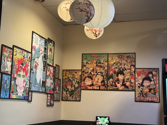 Intérieur du resto -- il y a des affiches avec les couvertures de magazines japonais
