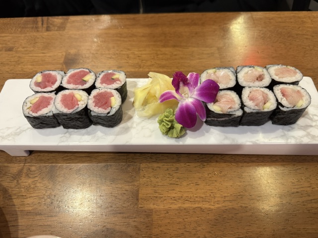 12 roulades de sushi -- 6 de thon rouge, 6 de sériole