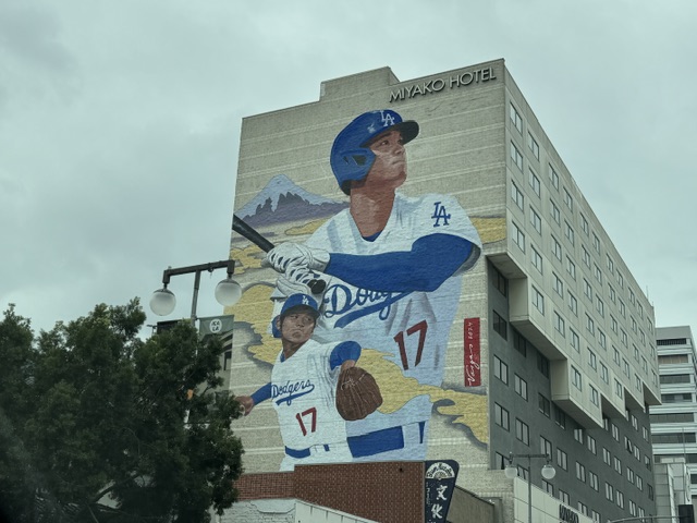 Fresque géante de Shohei Ohtani avec une batte de baseball dans les mains