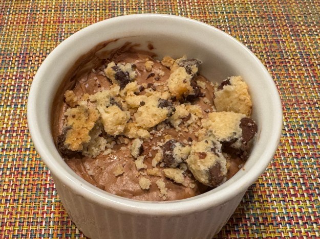 Ramequin de mousse avec ses éclats de cookies