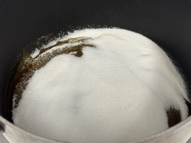 Premières tâches de caramel aux bords du sucre