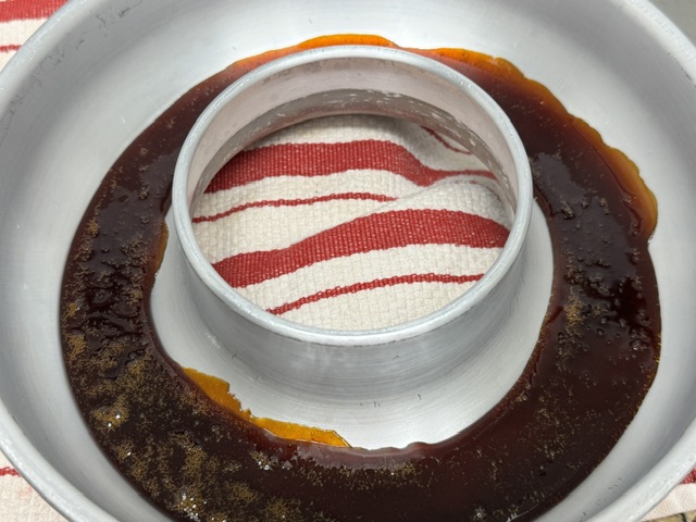 Caramel versé dans le fond du moule