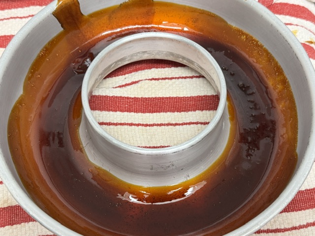 Moule secoué -- du caramel couvre les bords à 2/3, mais il y a un anneau très fermé de caramel au fond