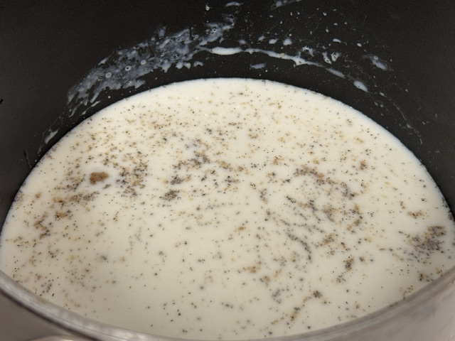 Des graines de vanille visible après avoir remué le lait