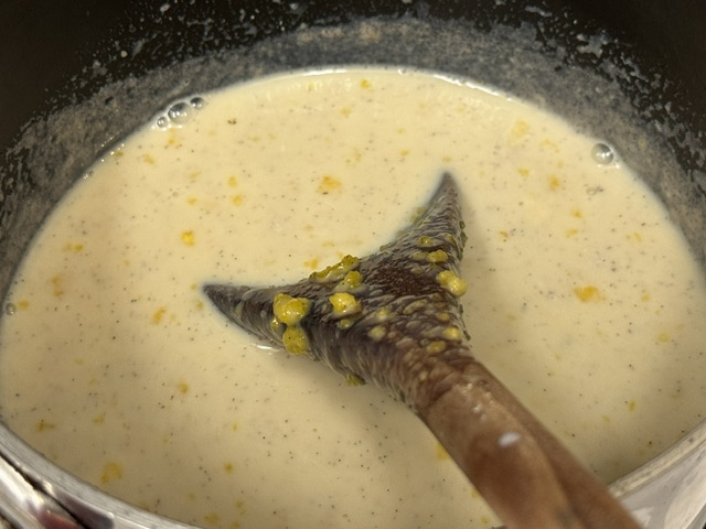 Œufs mélangés avec le lait dans la casserole