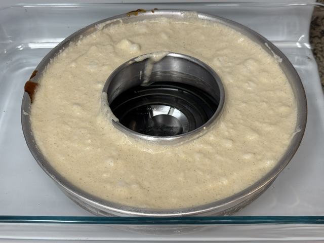 Pâte dans le moule à savarin