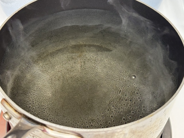 Casserole pleine d'eau bouillante
