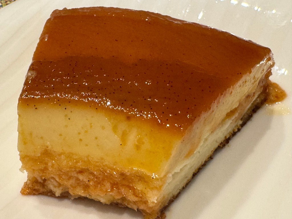 Vue de face du bout du gâteau -- ça ressemble fortement à une crème caramel