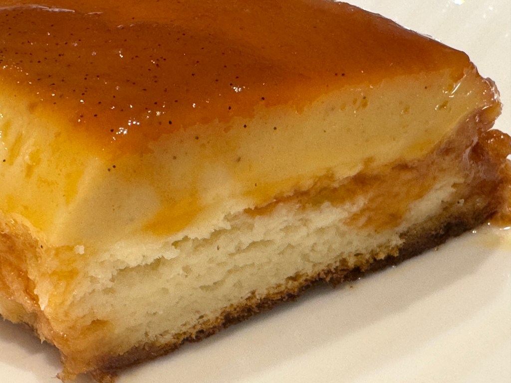 Vue du côté -- en vrai, le dessert est un peu deux couches : un gâteau vers le fond, une flan vers le haut, car la farine à tendance de flotter un peu dans le moule, et ily a PLEIN de lait dans la recette
