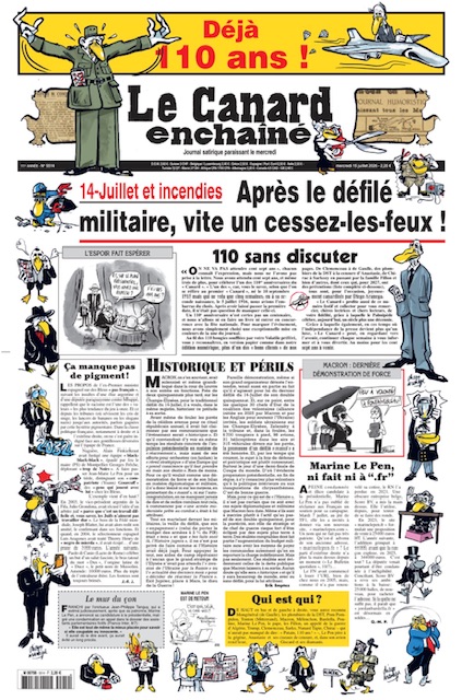 En haut, une bannière dit « Déjà 110 ans ! ». Le gros titre dit : « 14 juillet et incendiés : Après le défilé militaire, vite un cessez-les-feux ! » Autour des bords, il y a des caricatures d'une vingtaine de personnages.