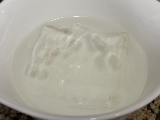 Deux feuilles de gélatine pliées en 4 dans de l'eau froide