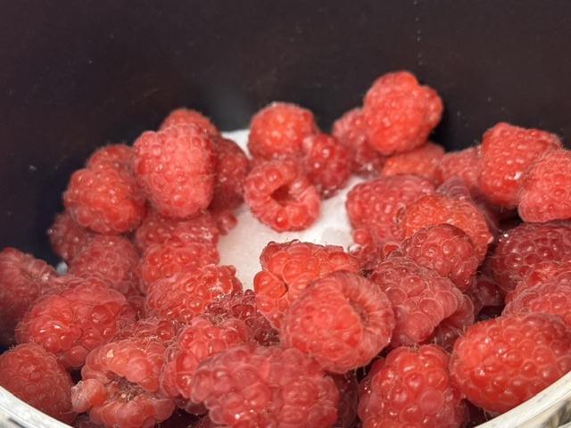 Framboises et sucre dans la casserole