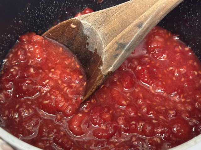 Framboises écrasées, le sucre est dissous