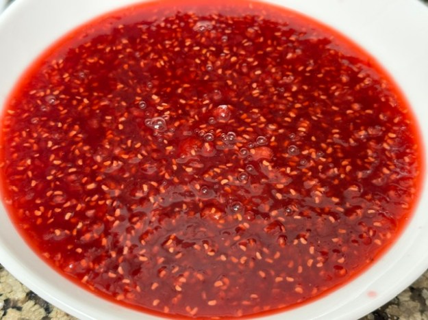Confiture toujours liquide dans un bol blanc
