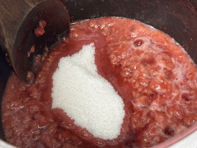 Sucre versé dans la casserole. Il dissout rapidement.