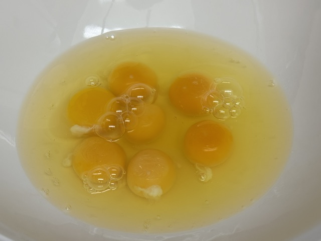 7 œufs dans un grand bol blanc
