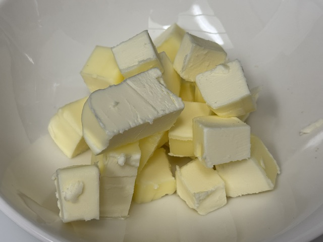 Dés de beurre dans un bol blanc