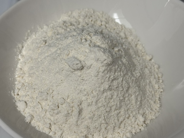 Tas de farine dans un bol blanc