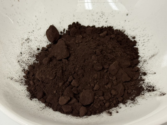 Poudre de cacao dans un bol blanc