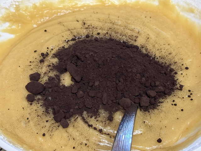 Poudre de cacao flottant sur la pâte