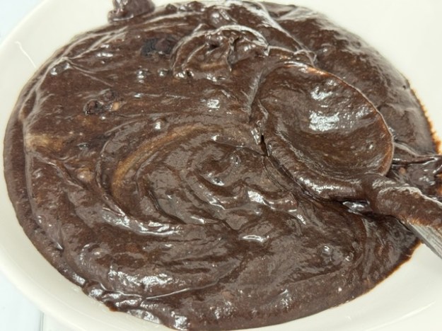 Pâte chocolatée pesée dans un bol blanc