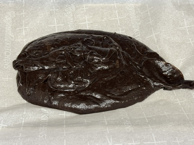 Pâte versée sur du papier de cuisson