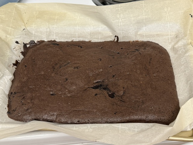 Première couche de gâteau. Il y a quelques trous et taches ou le beurre non-complètement fondu a soit fondu soit évaporé