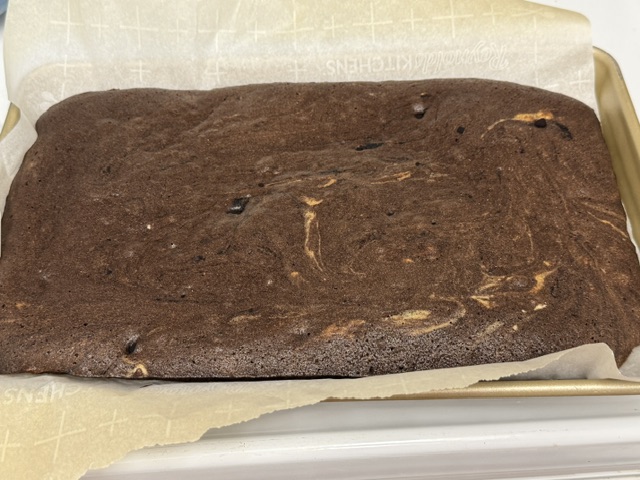 Deuxième couche de gâteau. Il y a quelques trous et taches ou le beurre non-complètement fondu a soit fondu soit évaporé -- plus que la première couche, mais pas grave