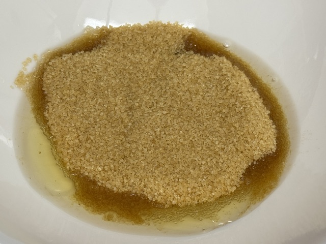Sucre roux versé sur les œufs