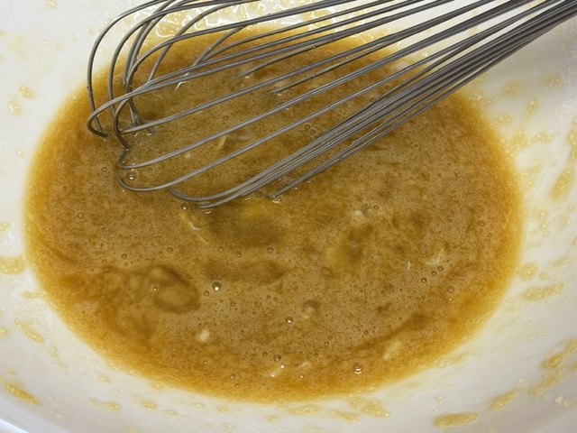Mélange d'œufs et de sucre roux, bien fouetté