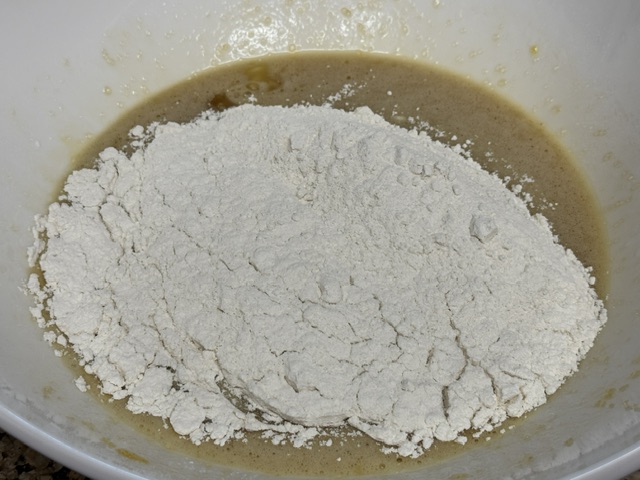 Farine et levure flottante sur la pâte