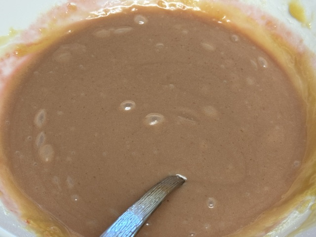 Pâte mélangé avec le sirop. C'est légèrement rose, mais toujours plutôt marron, pas la couleur souhaitée du tout