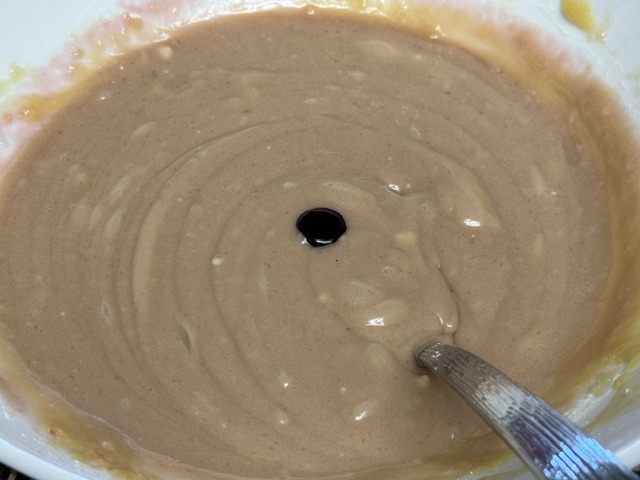 Des gouttes de colorant flottant sur la pâte