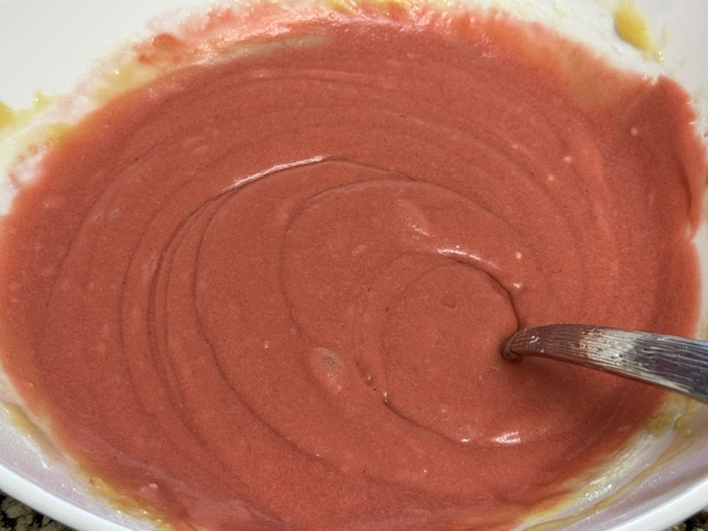 Pâte bien rose, avec une cuillère posée vers le bas de la photo