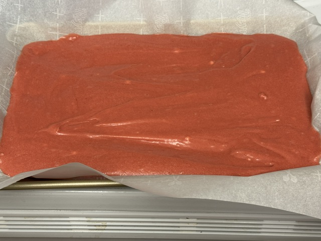 Pâte étalée sur le papier de cuisson