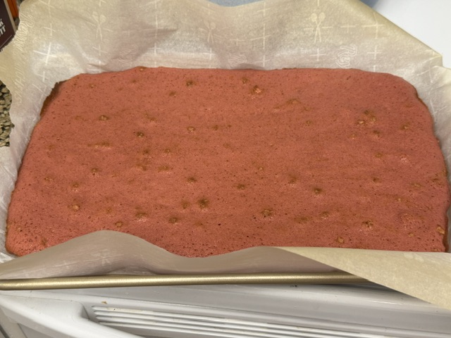 Couche de gâteau cuite. C'est rose, mais avec de petites bulles sur la surface colorées marron. Ce ne sera pas important, car complètement caché dans le montage.