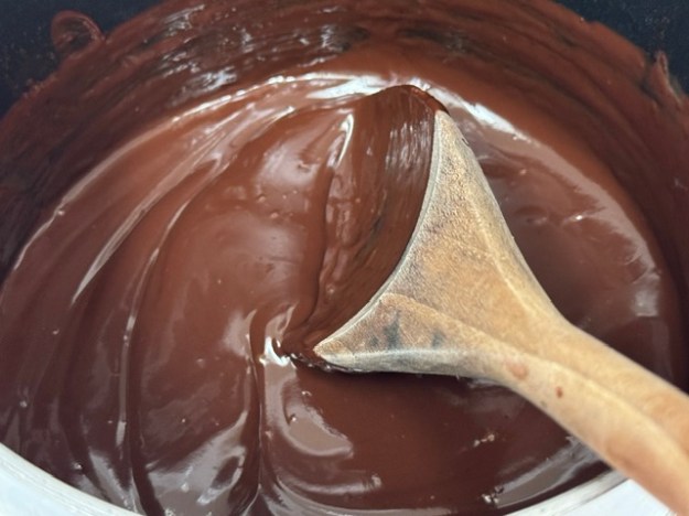 Ganache homogène. Une cuillère en bois flotte vers le fond