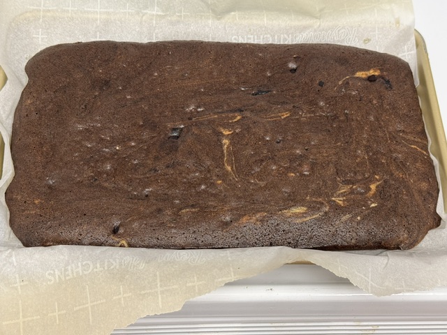 Deuxième couche de gâteau, posée encore une fois dans le moule