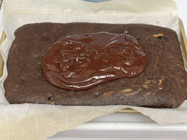 Ganache au chocolat versée sur la couche